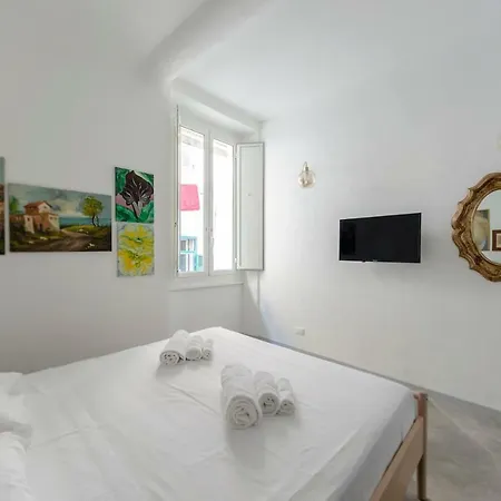 Hintown Castelli's The Twins Appartement