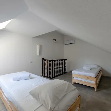 Hintown Castelli's The Twins Appartement *