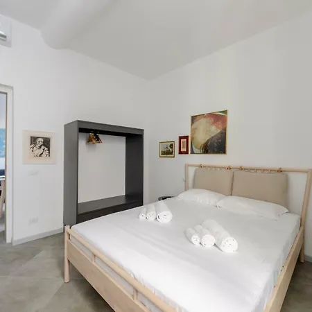Hintown Castelli's The Twins Appartement *